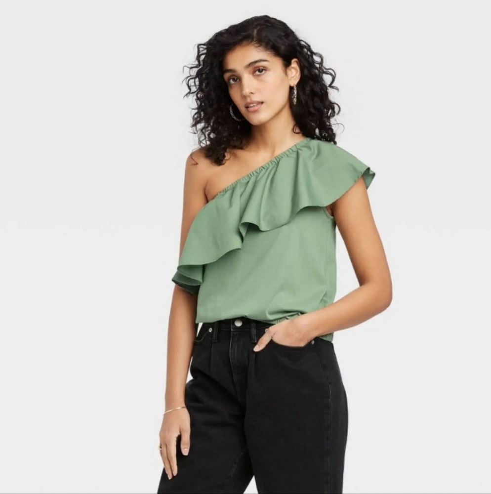 NWT OFF THE SHOULDER RUFFLE TOP